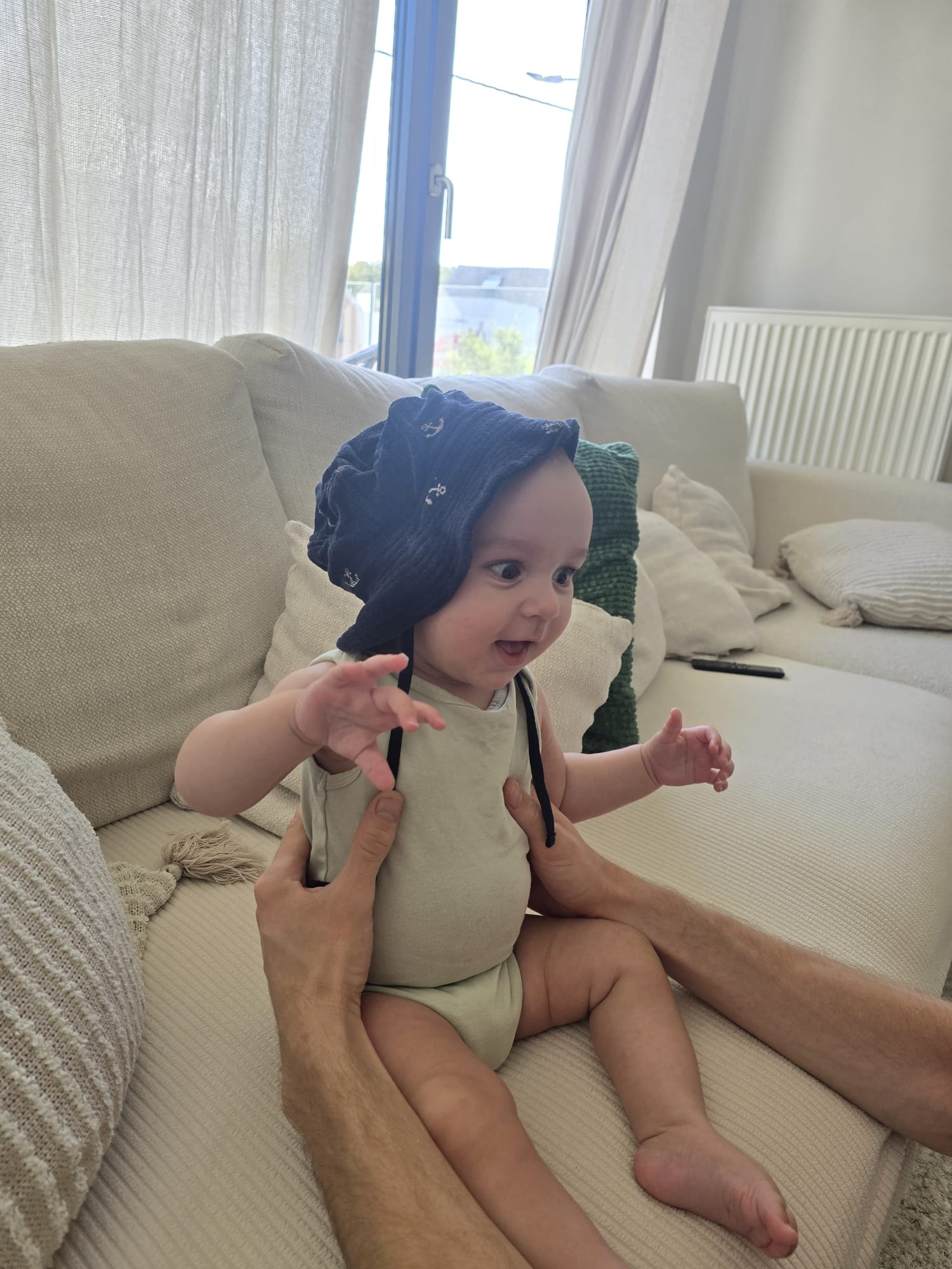 Leon in zijn blauwe zonnehoedje op de zetel
