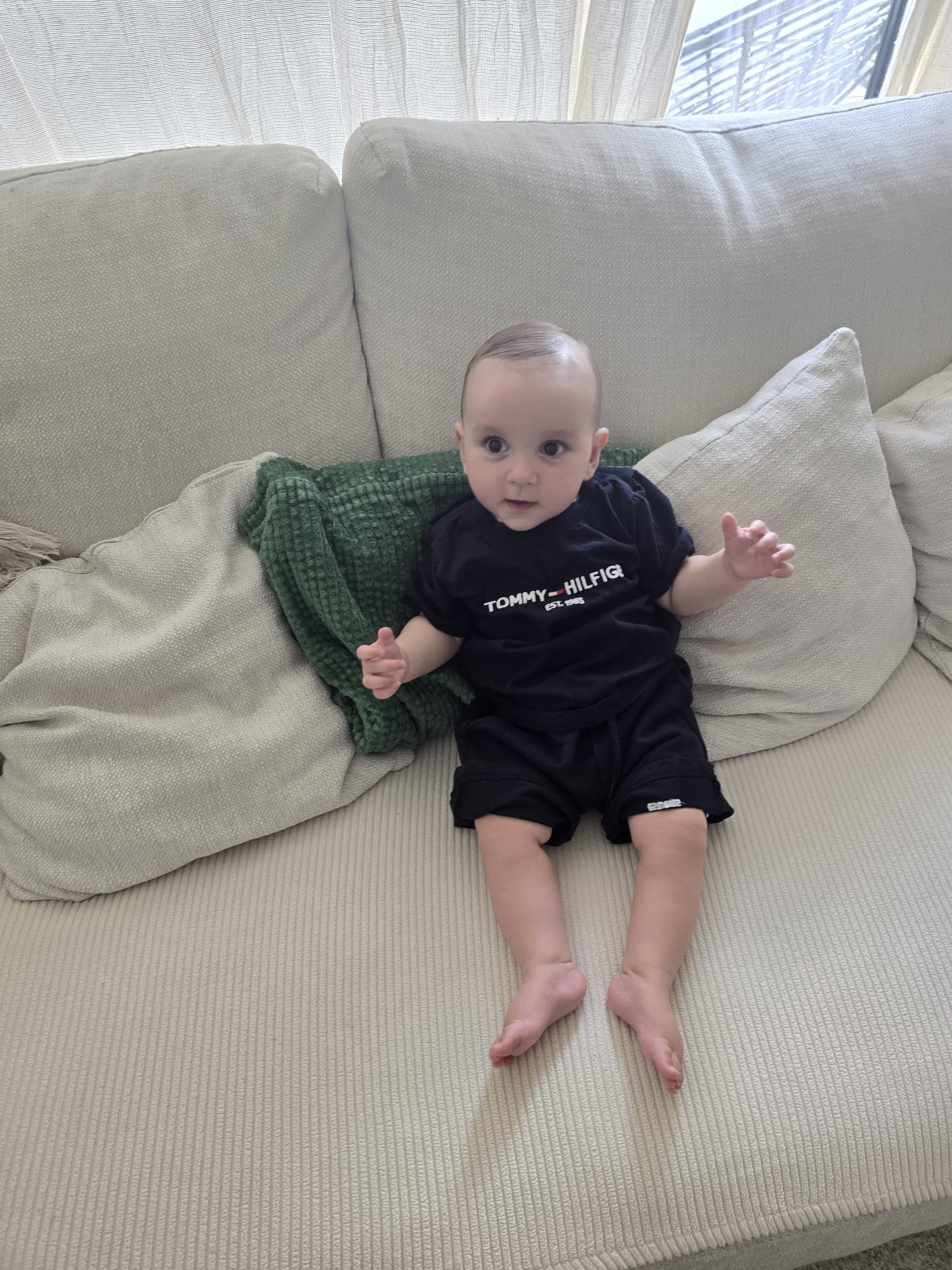 Leon in zijn zwarte outfit op de zetel